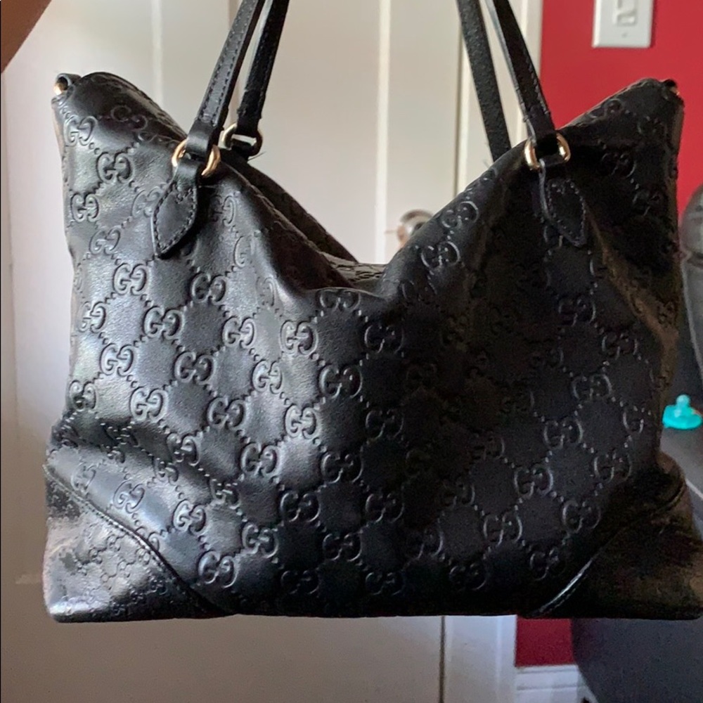 Black leather Gucci handbag with cross body strap